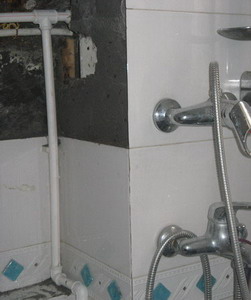 上海敲浴缸卫生间改造防水浴缸改装淋浴房拆装马桶
