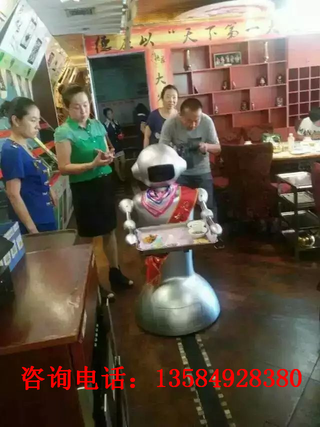 乌鲁木齐迎来两位机器人服务员