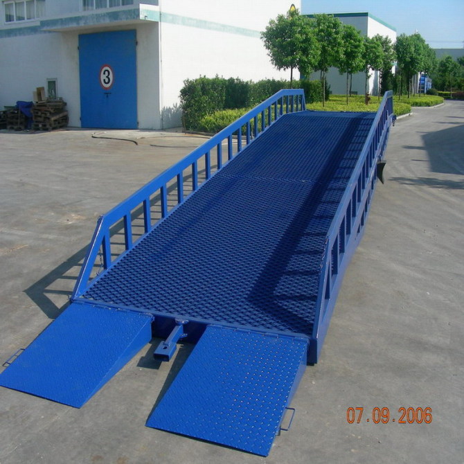胶南装卸平台 移动式登车桥 集装箱装卸货平台