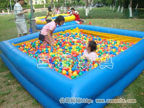 四川乐山公园儿童玩的充气海洋池