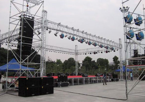 北京海淀年会庆典布置搭建舞台设备灯光音响AV话筒耳麦低价出租