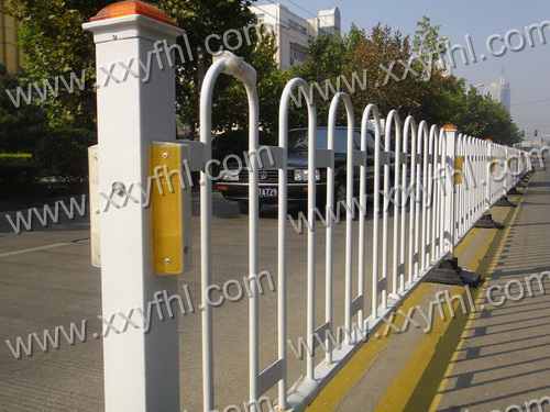 河南郑州护栏厂家道路安全隔离护栏 市政京式护栏 锌钢道路隔离栏