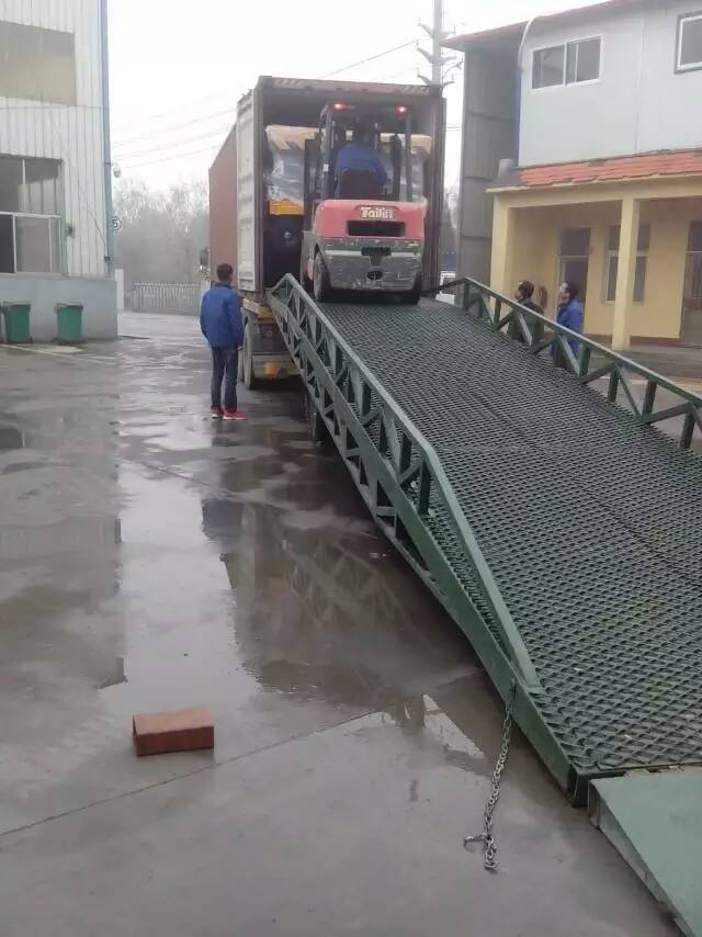 济南齐岳升降机厂家供应移动式液压登车桥