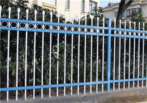 湖北经济便宜锌钢围墙防护栏 蓝白三横杆护栏 镀锌管安全栅栏厂