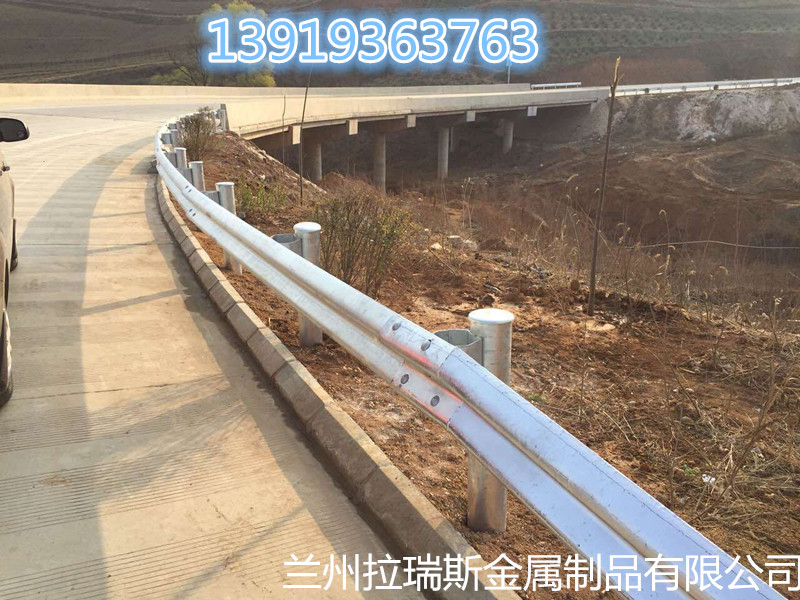 青海西宁交通护栏板价格,防撞 护栏板厂家,高速公路护栏板安装队