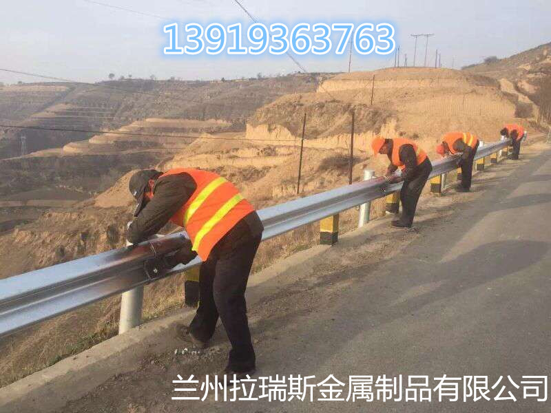甘肃甘南护栏板厂家,高速公路护栏板价格,钢板护栏施工队