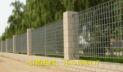 衡水钢联钢格板围栏网供应行业领先/街道围墙钢格板围栏网