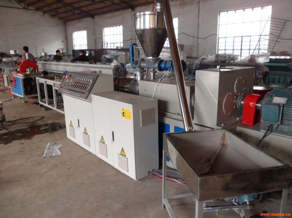 哈尔滨塑料鸡食槽设备供应厂家直销