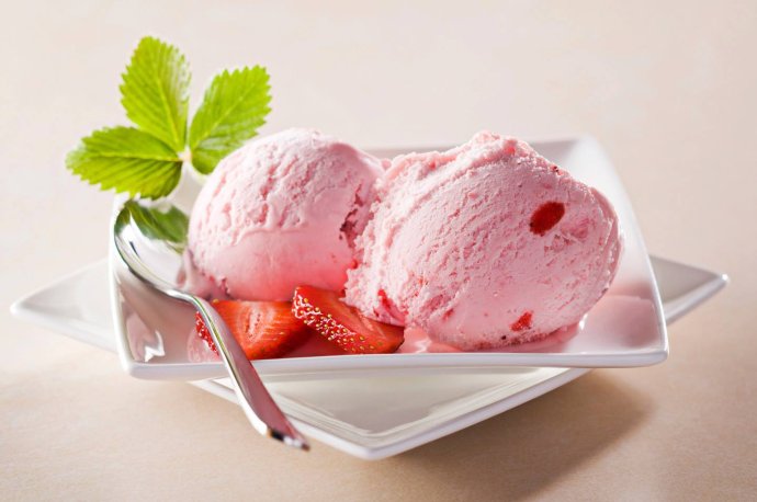 卡诺琳野樱桃草莓冰淇淋的制作方法
