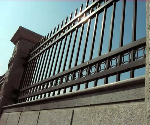 惠州锌钢栏杆铁艺护栏组装围栏厂商