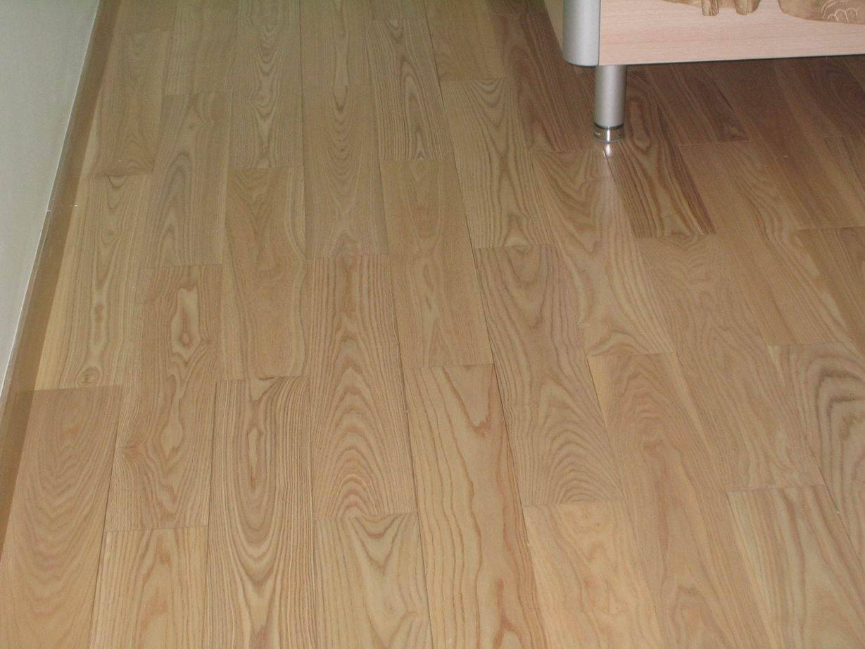 鼎鑫地板厂家直销实木复合地板。