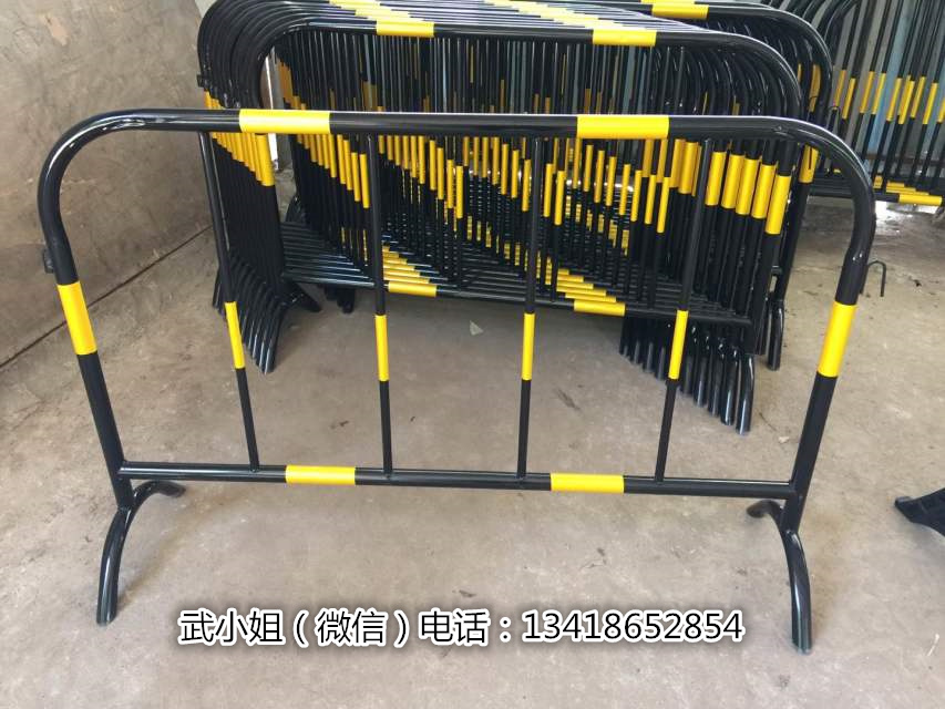 1米高黑黄铁马护栏用在施工路段隔离栏