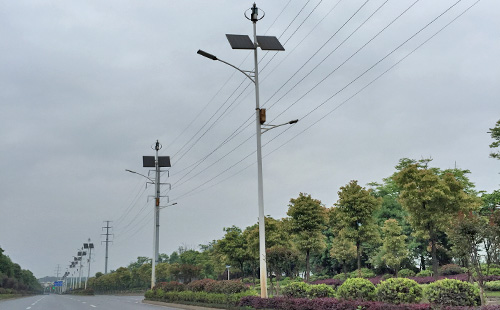 太阳能风光互补路灯方案与市电LED路灯成本对比