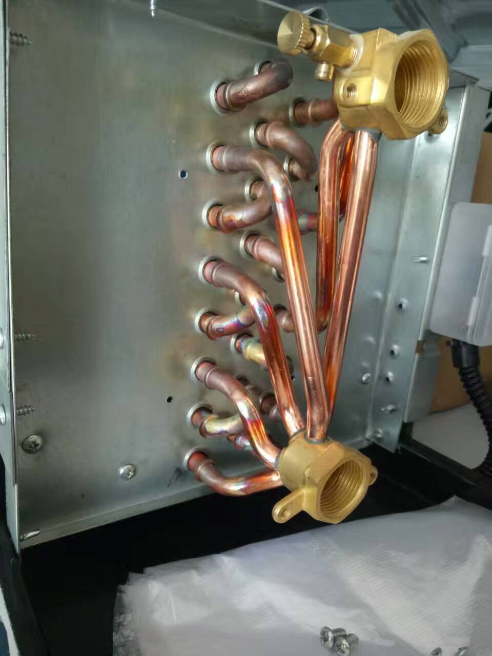 伊特耐尔风机盘管采用独特的管路方式和多回路方式,以及双曲开窗翅片及叉排式换热铜管,充分强化气流扰动