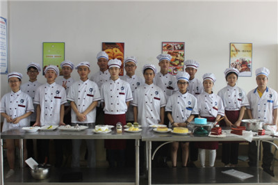 广州哪家学校蛋糕培训课程比较好学广州东南陶艺蛋糕培训