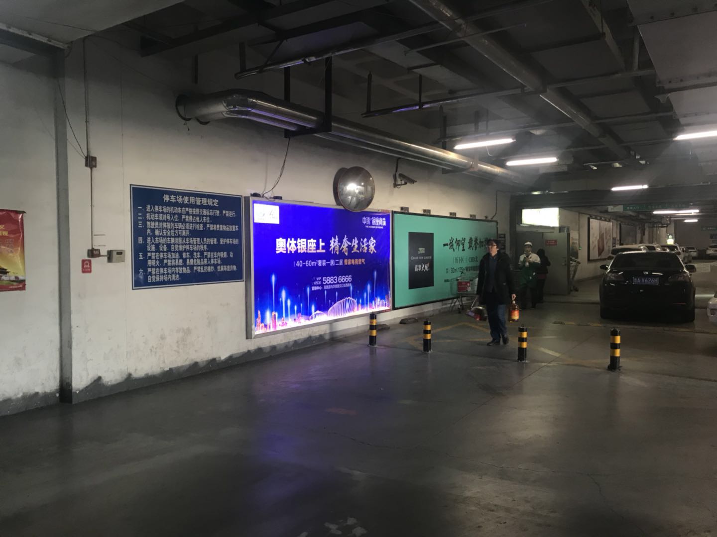 济南高端购物中心停车场灯箱媒体