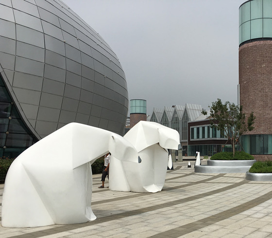 深圳抽象北极熊雕塑