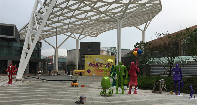 上海商场入口台阶人物购物雕塑