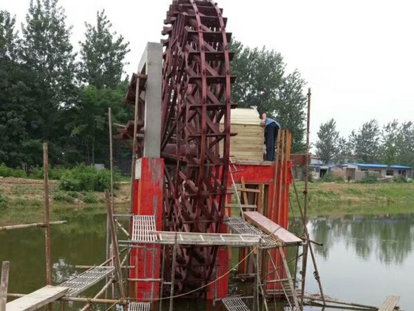 郑州荷兰风车景观水车蜂巢迷宫生产厂家红日