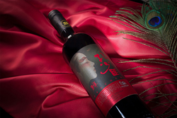 天鹅庄·孔雀世家西拉干红葡萄酒