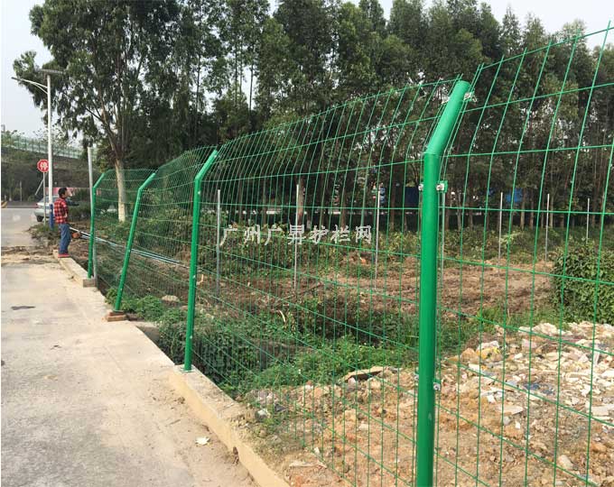 供应水渠护栏网 菜园围栏网 道路中间隔离栅 清远包塑