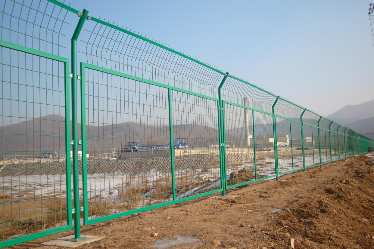 横琴工厂隔离网 双横丝护栏网 珠海公路桃形柱护栏
