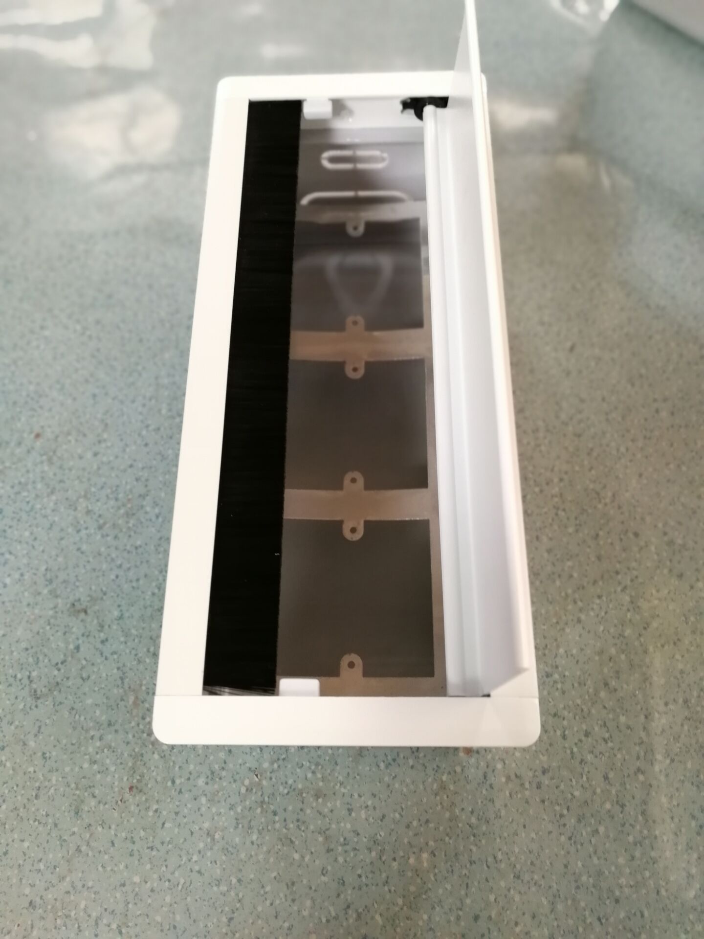 可以生产带线槽的桌面线盒的厂家 3孔位白色办公桌面插