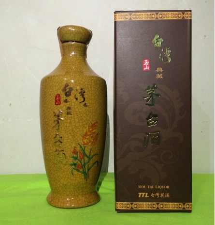 台湾53度玉山典藏珍品陈年茅台酒黄色花纹瓷瓶0.5L