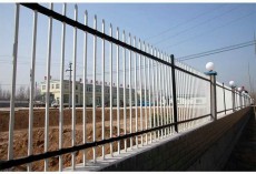 锌钢围栏厂家带来锌钢围栏与铝合金护栏之间有哪些不一样