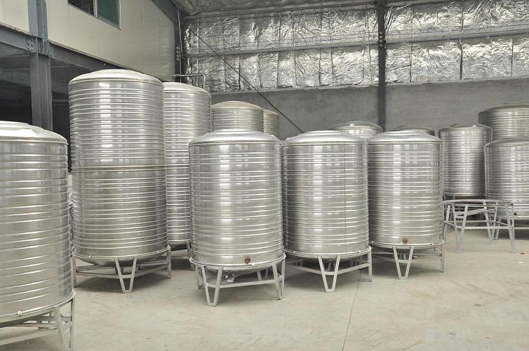 2吨304不锈钢水箱瓦楞圆形储水罐厂家定制供应2000升