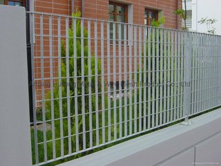 供应工厂搭建外围栏采用晨川钢格栅板围栏经久耐用