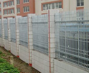 供应工厂搭建外围栏采用晨川钢格栅板围栏经久耐用