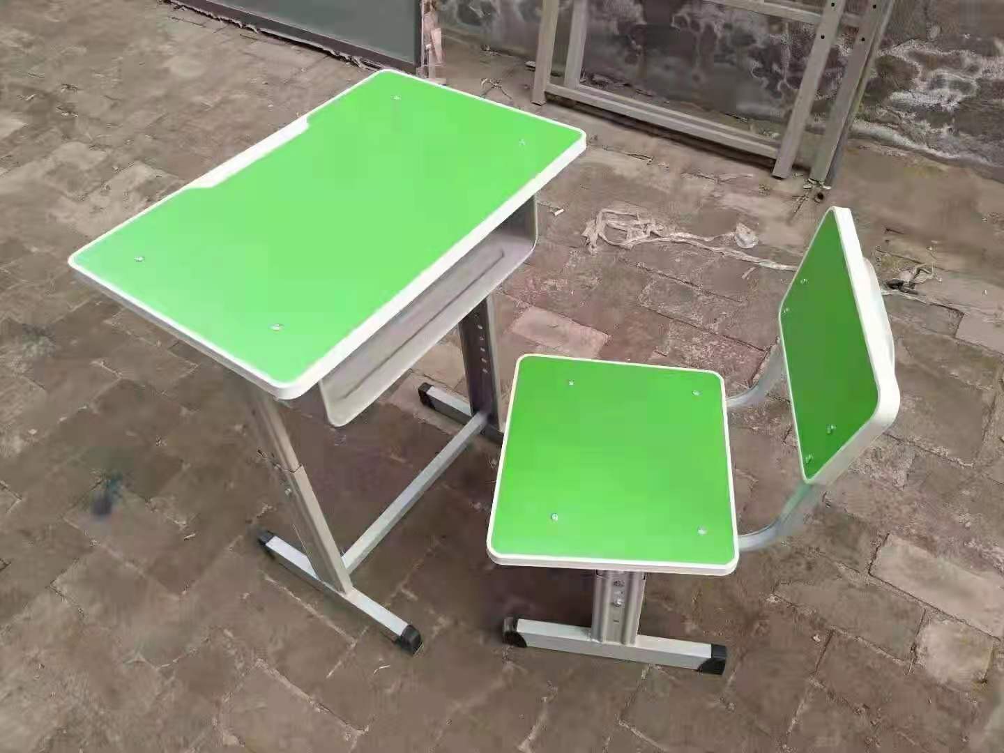 包头厂家出售可调节中小学生课桌椅钢木课桌凳