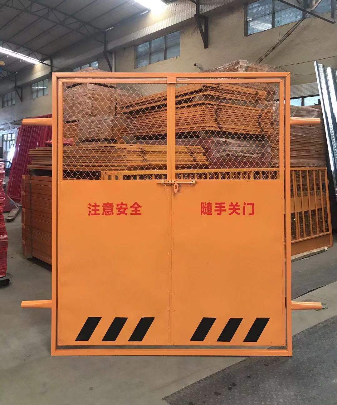 广州厂家现货电梯门 施工电梯防护门 人货梯们