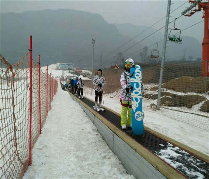 定做滑雪场代步电梯 橡胶滑雪魔毯价格
