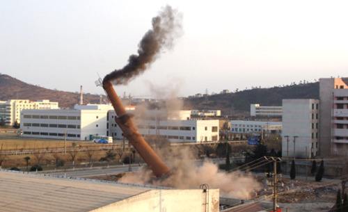 宜宾冶炼厂拆除烟囱公司团结进取